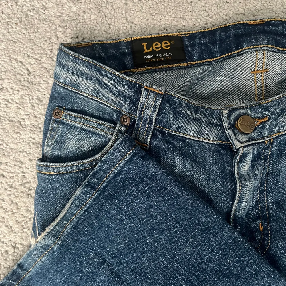 Säljer dessa supersnygga lowwaisted Lee jeans💘💘    I superbra skick, använda max 3 gånger! Pris går att diskutera, köparen står för frakt 📦 . Jeans & Byxor.