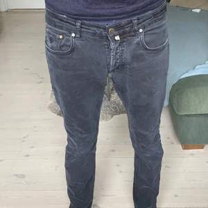 Helt oanvända Morris jeans som är galet feta och enkla att styla. Skicket 10/10. NYPRIS 1800kr Mitt pris 699kr.💯🔥