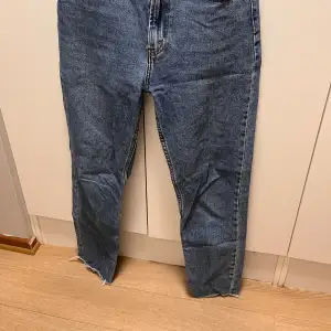 Mörkblåa jeans från only i storlek 28/34 och är i mycket bra skick. 
