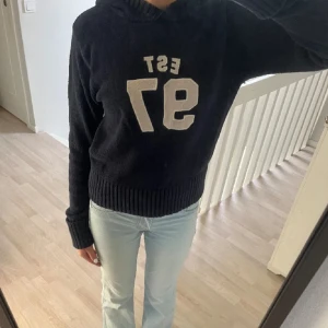 Stickad tröja - Säljer denna stickade hoodie 💕