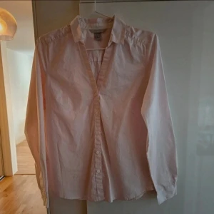 Slim fit skjorta  - Fin ljusrosa v ringad slim fit skjorta i bra skick. Inte mycket använd så finns inget att anmärka på. Kommer från ett djur och rökfritt hem. Tvättar inte parfymfritt 