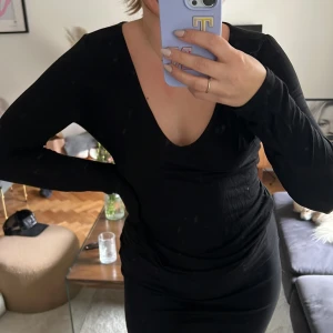 Svart bastopp - Svart topp i jättemjukt tyg. Använd 1-2 gånger, jättefint skick! Strl M från Nelly 🖤