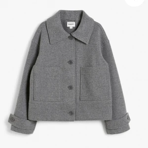 Kappa  - Säljer denna jättefina kappan från kappahl då den inte kommer till användning längre. Använd men i fint skick. Perfekt nu till våren!💐💛 Nypris: 900kr  Använd gärna köp nu🫶 