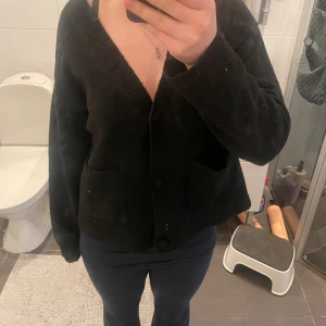 Stickad kofta - Strl S Säljer denna fina stickade kofta med knappar.(tröjan är inte lortigt på första bilden utan spegeln är)  Tips köp innan 4 april för att få billigare frakt