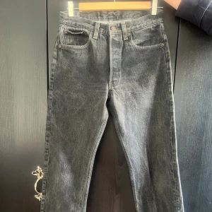 VINTAGE LEVI’S 501 - Vintage herr levi’s 501 från 90-talet. Riktigt häftiga och i bra skick. Dom är quality vintage jeans, svåra att hitta sådana. Vid övriga frågor är det enbart att skriva ✍️  Midjemått: 38cm Innerbensmått:76cm Ytterbensmått:100cm