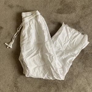 Vita Linnebyxor  - Säljer dessa vita linnebyxorna - ish från madlady då dem inte kommer till användning ❤️ obs de är avklippta och passar om man är under 160 cm! De är också lite skrynkliga, annars är dem i bra skick 🤍kom priv vid mer frågor! 
