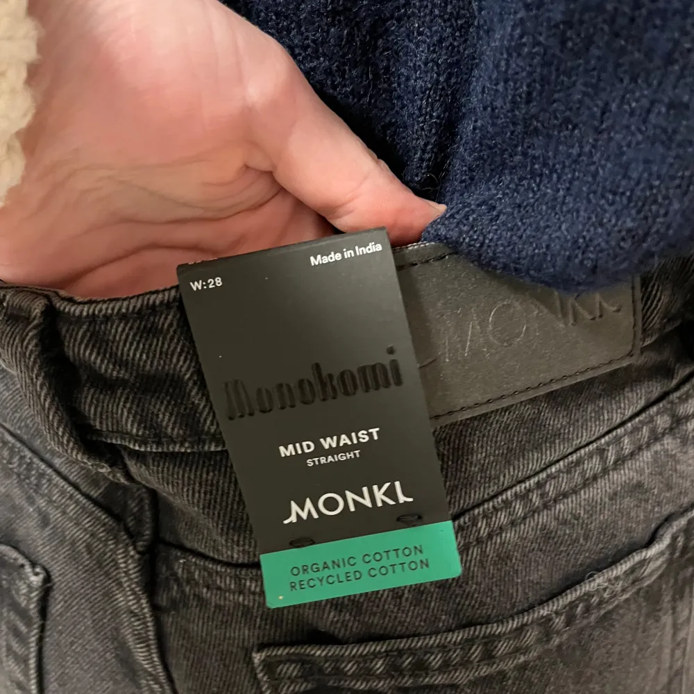 Jeans från Monki med prislapp kvar! Storlek W28. Skulle säga att de passar en lite större S om jag skulle gissa.. Jeans & Byxor.