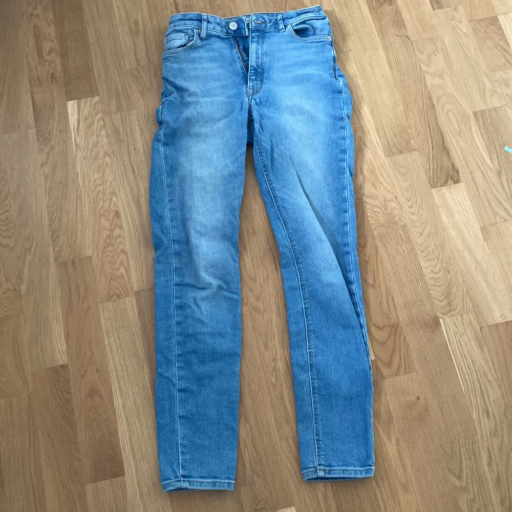 Jättefina jeans, säljer för att bli av med därav billigt pris 🫶. Jeans & Byxor.