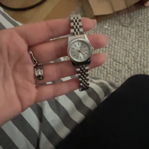 Silver klocka - Säljer min silver klocka då den inte kommer till användning längre 💕💕 Köptes för ca 700 men mitt pris är runt 500-400, pris kan diskuteras 🔥💕