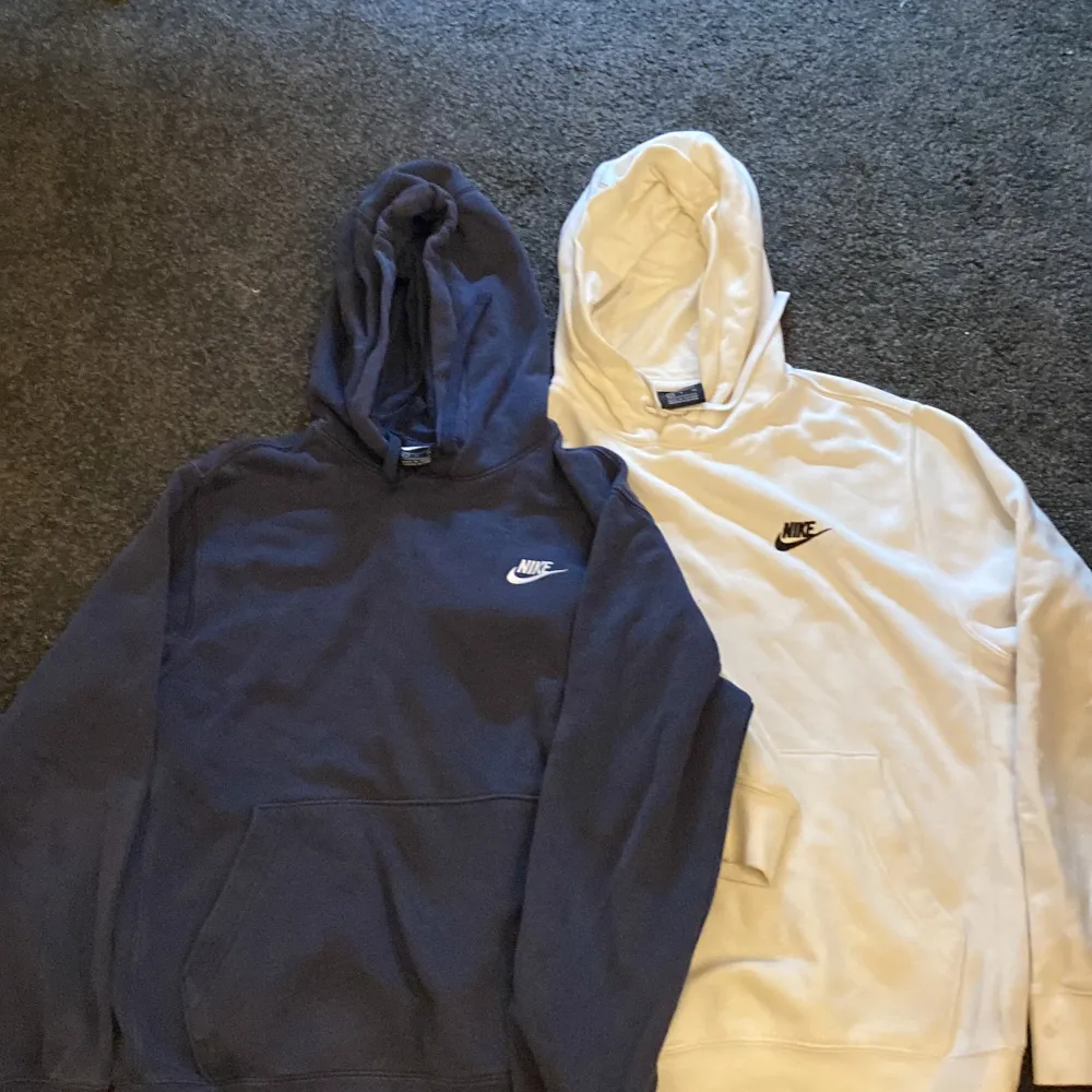 Jag säljer 2 använda nike hoodies i storlek s på båda. Perfekt skick på båda och passar 160-170cm. 300kr för båda men 170kr för en.  . Hoodies.