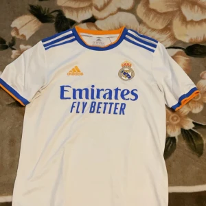 Real Madrid Kit 21/22 - Real Madrid kit säsong 21/22 använt ett par gånger bra skick inget nummer på ryggen