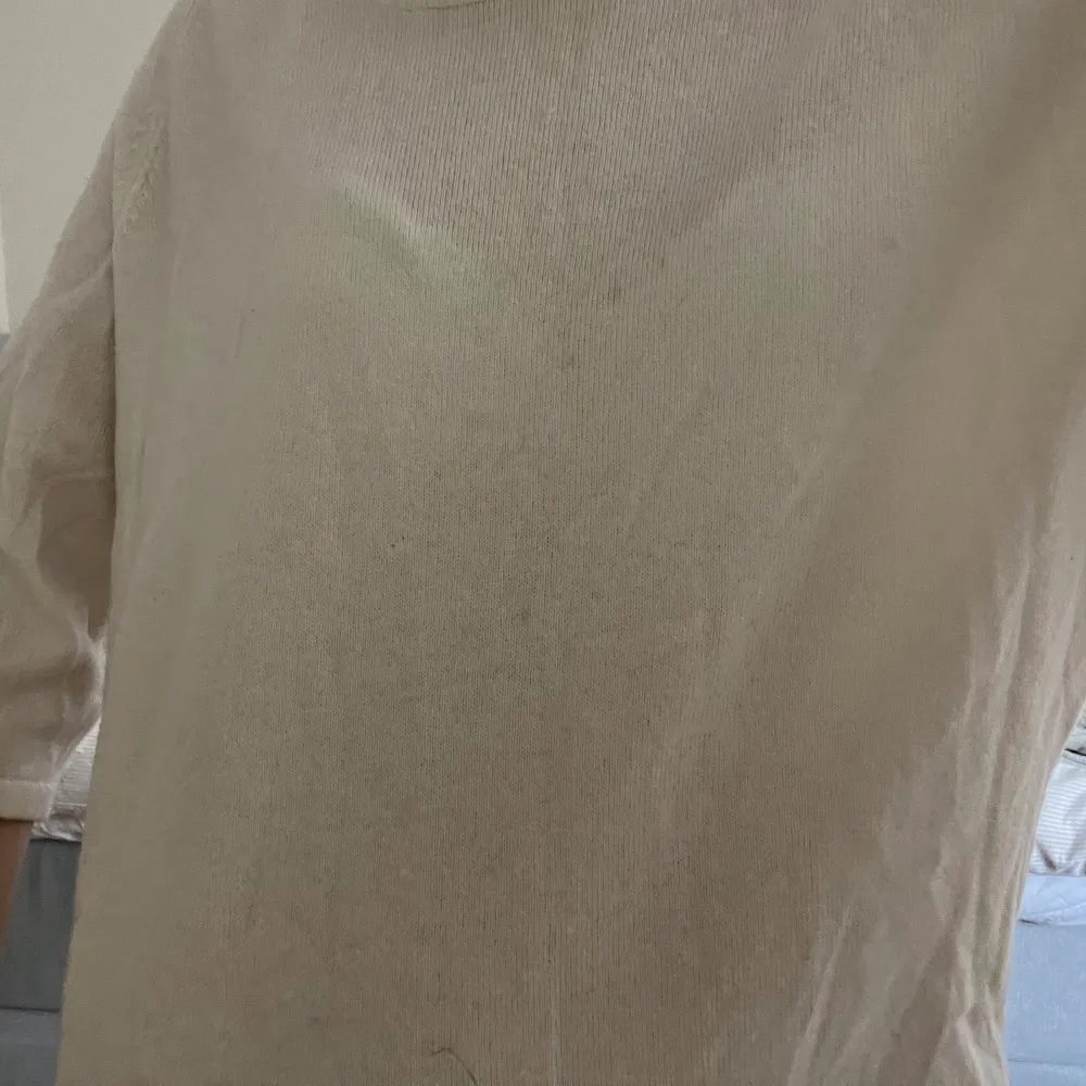 Säljer min fina vita tröja, köpte den på NK för 900 kronor, den har defekter men som går att få bort. Tröjor & Koftor.
