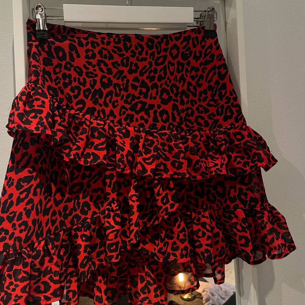 Säljer denna super fina leopard kjol som är köpt på bikbok för några år sedan och säljs inte längre!!❤️ Pris går att diskutera🙏🏻. Kjolar.