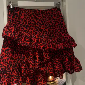 Säljer denna super fina leopard kjol som är köpt på bikbok för några år sedan och säljs inte längre!!❤️ Pris går att diskutera🙏🏻