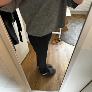 Kostymbyxor  - Säljer dessa kostymbyxor för att dem är för små. Knappt använda så dem är i väldigt bra skick!! Är från Bikbok. 