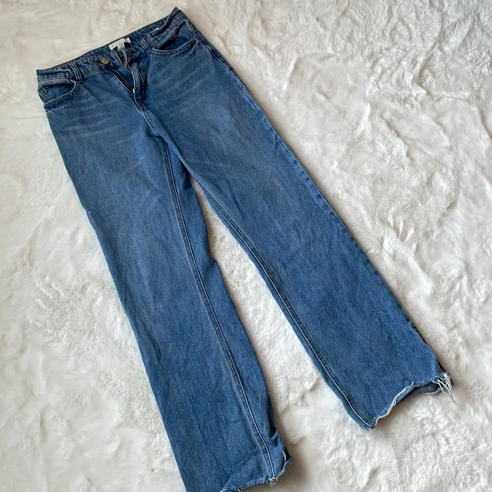 Jättefina raka jeans från H&M som jag klippt själv i ändarna. Skriv för fler frågor eller bilder!. Jeans & Byxor.