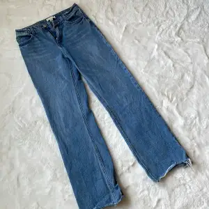 Jättefina raka jeans från H&M som jag klippt själv i ändarna. Skriv för fler frågor eller bilder!