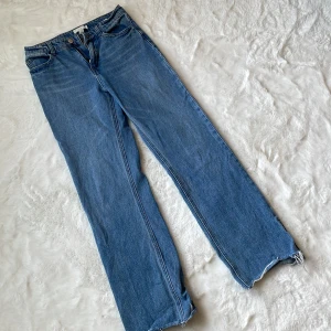 Raka jeans - Jättefina raka jeans från H&M som jag klippt själv i ändarna. Skriv för fler frågor eller bilder!