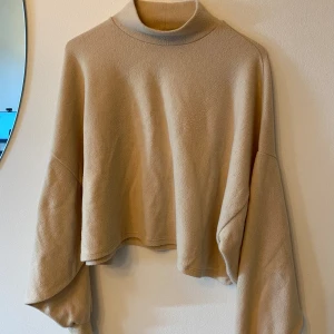 Bershka tröja - Storlek S. Smått nopprig, annars inget att anmärka på.   #bershka #bershkafemme #bershka36  #troja #sweater #sweatshirt #tjocktröja #storleks  #skick  