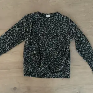 Detta är en grå svart leopard tröja som är stickad och i nyskick den går inte längre att köpa tröjan har en cool knytning där fram och jag föredrar snabb affär❤️