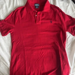 Ralph Lauren Piké  - Säljer denna snygga piké från Ralph Lauren då den inte används längre. Passar 165-180cm ish😁