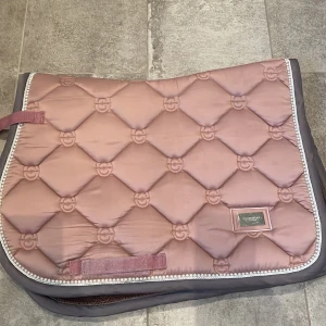 Equestrian Stockholm hoppschabrak  - Är i bra skick  Säljer den för att jag ej använder den längre Det är lite päls på insidan som inte riktigt går att få bort tyvär men det är ingen större mängd och priset kan självklart diskuteras 