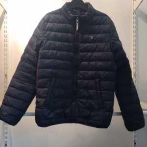 Gant jacka  - Jag säljer min Gant jacka för att den inte passar mig längre. Den har en liten färg fläck.  Storlek 146-152 cm  11-12 år