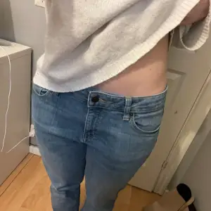 Lågmidjade jeans från esprit med lite mer straight modell men är tyvärr lite för stora på mig, midjemått 40 innerbenslängd 75