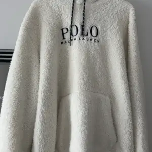 En fin hoodie i äkta päls. Knappt använd och inga synliga defekter. Mycket mysig. Köpt på NK i Stockholm.