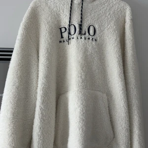 Polo ”Ralph Lauren” hoodie - En fin hoodie i äkta päls. Knappt använd och inga synliga defekter. Mycket mysig. Köpt på NK i Stockholm.
