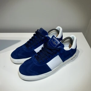 Valentino flycrew - Tja säljer nu ett par riktigt feta Flycrew i en mycket eftertraktad färg! Skick är 10/10 alla nitar kvar och aldrig använda! Kvitto finns! Skriv vid frågor