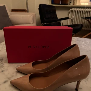 Klackskor - Beigea Klackar från pura lópez💗 Köpta för 2000kr, väldigt fint skick! Säljer pga för stora.