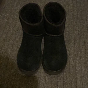 Ugg skor - Svarta Ugg skor med glitter på högst upp.
