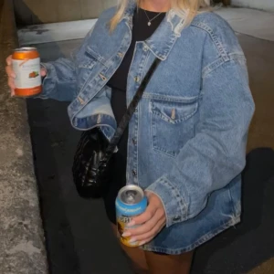 Jeans jacka - Super snygg lite oversized jeans jacka från zara❤️ köpt förra våren, säljer pga ej användning för den