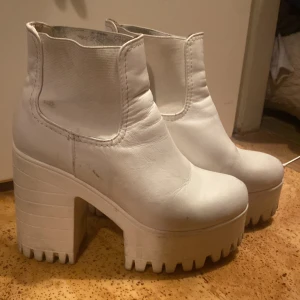 Vita vintage klackar  - Har används ett par gånger och kan behöva en liten tvätt men annars finns det inte några skador direkt. priset kan det diskuteras 🫶🏼