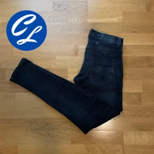 Tiger Of Sweden Jeans  - Tja! Nu säljer vi dessa riktigt feta Tiger of Sweden jeansen! Jeansen är i bra skick. Storlek 30/32. Tveka inte att höra av dig vid minsta fråga eller fundering!👍