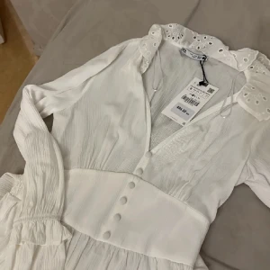 Vit klänning - Jättefin klänning slutsåld från zara perfekt till sommaren eller skolavslutningen🎀lite urtvättad därav priset(skriv för mer bilder)