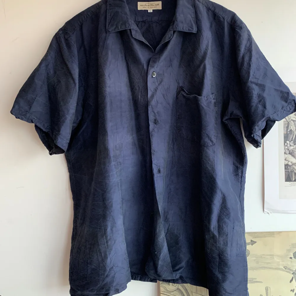 Retro / vintage kortärmad skjorta i silke. Tunn och skön för sommaren. Storlek M, men fråga efter mått. Funkar för olika passformer. Mörkblå i skiftande nyans. 🌞. Skjortor.