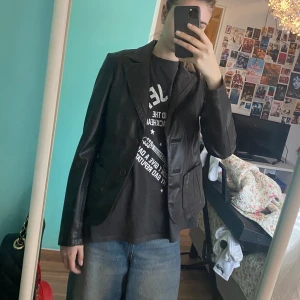 Skinnjacka/kavaj leather blazer - Den är jätte mörk brun, mycket bra skick! Funkar bra som kavaj eller vår/höst/sommar jacka. Rachel Green vibes 😜