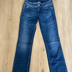 Lågmidjade raka jeans från Guess, storlek 26. Säljer då de tyvärr är för små för mig. Väldigt bra skick, knappt använda. Midjemått: 68 cm Innersöm: 82cm Hör av dig vid fler frågor!