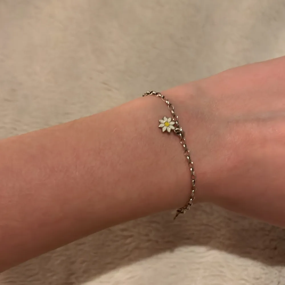 Säljer detta fina sommar armbandet med söta blommor på💗🌸🌺 Armbandet är i bra skick. Tyvärr så vet jag inte var det kommer ifrån då jag fått det i present, jag vet heller inte  vilken storlek det är på den men skulle säga att den är ganska liten.💗💗. Accessoarer.