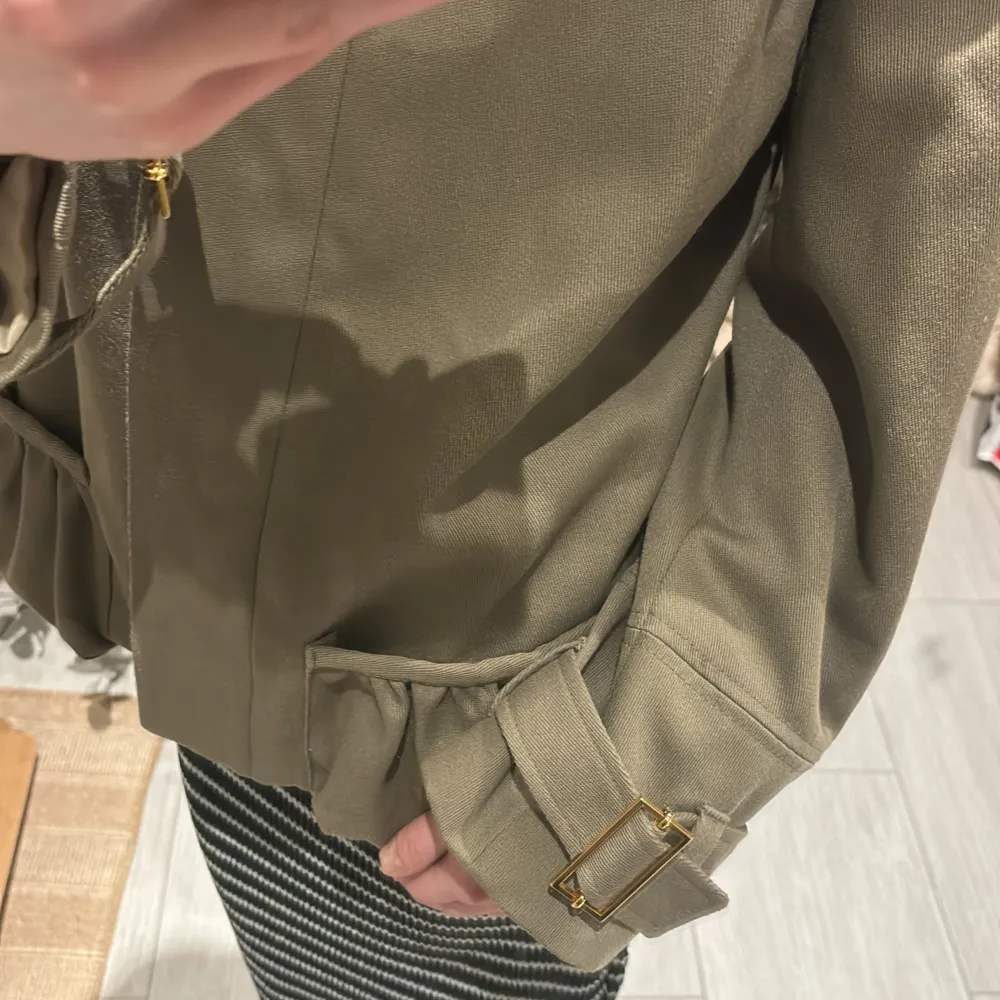 Grön jacka med pärlor på ryggen! I jättefint skick ☺️ Spännen på armarna och fickor! Är egentligen en 40 men passar bättre Xs/S! . Takit.