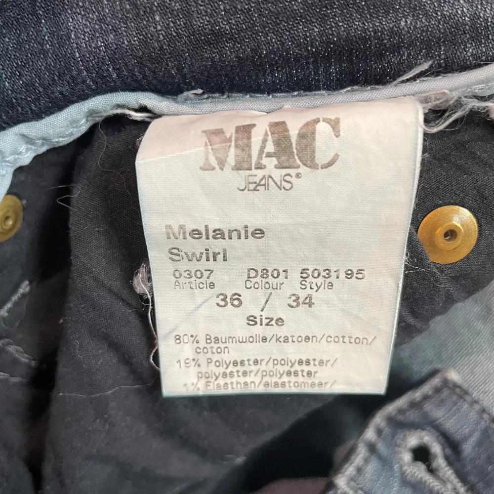 Superfina jeans som sitter så snyggt på, säljs på grund av att de vuxits ur. Fina detaljer på bakfickorna, långa ben och perfekta att använda som basplagg med vilken topp som helst! Denna design på byxorna heter Melanie swirl. . Jeans & Byxor.