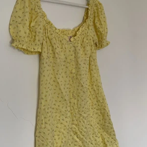 Sommarklänning  - Säljer en sommarklänning från Nellys egna kollektion. Aldrig använd men testad. Storlek 36.