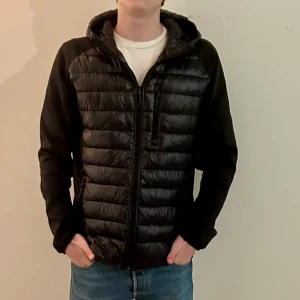 Cardigan McKINLEY  - Cardigan från McKINLEY. Killen på bilden är 184 cm o 70kg, bra skick 9/10. Tveka inte att höra av er!!!!