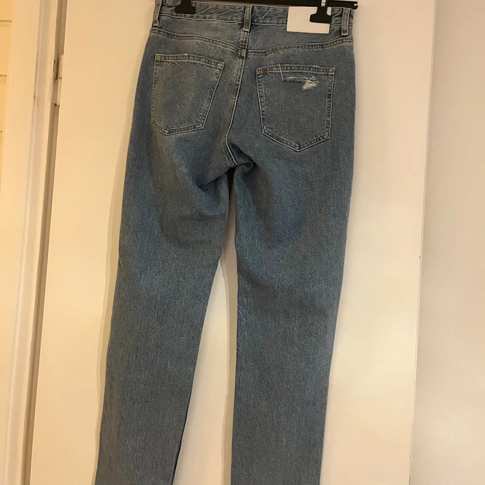 Ett fint par jeans med en del hål i som kam vara just det du letar efter. Sköna att ha på sig. LÅGMIDJADE! Tyvärr finns de en möjlighet till fler bilder. Om du är intresserad skriv? Så hjälps vi åt. . Jeans & Byxor.