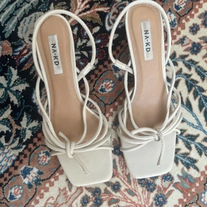 Söta beiga klackar🤍🤍 - Så fina öppna klackar med som snörningsdetaljer! Perfekta till balen eller studenten🤍🤍