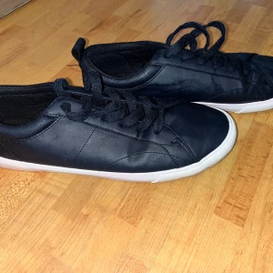 Sneakers  - Bekväma sneakers i mörk blå färg 