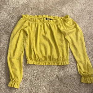 Gul topp/blus - Säljer denna gulliga topp/blus då den inte kommer till användning längre. Väldigt somrig och passar perfekt nu till sommaren. Skriv för fler frågor❤️