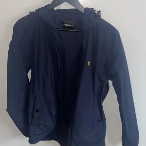 Lyle scott regn/vind jacka - Storlek XS och använd väldigt lite och i ny skick. Säljs pågrund av att den ej passar. Köpt för 899 och pris kan diskuteras 